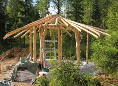 Roundwood frame with reciprocal roof